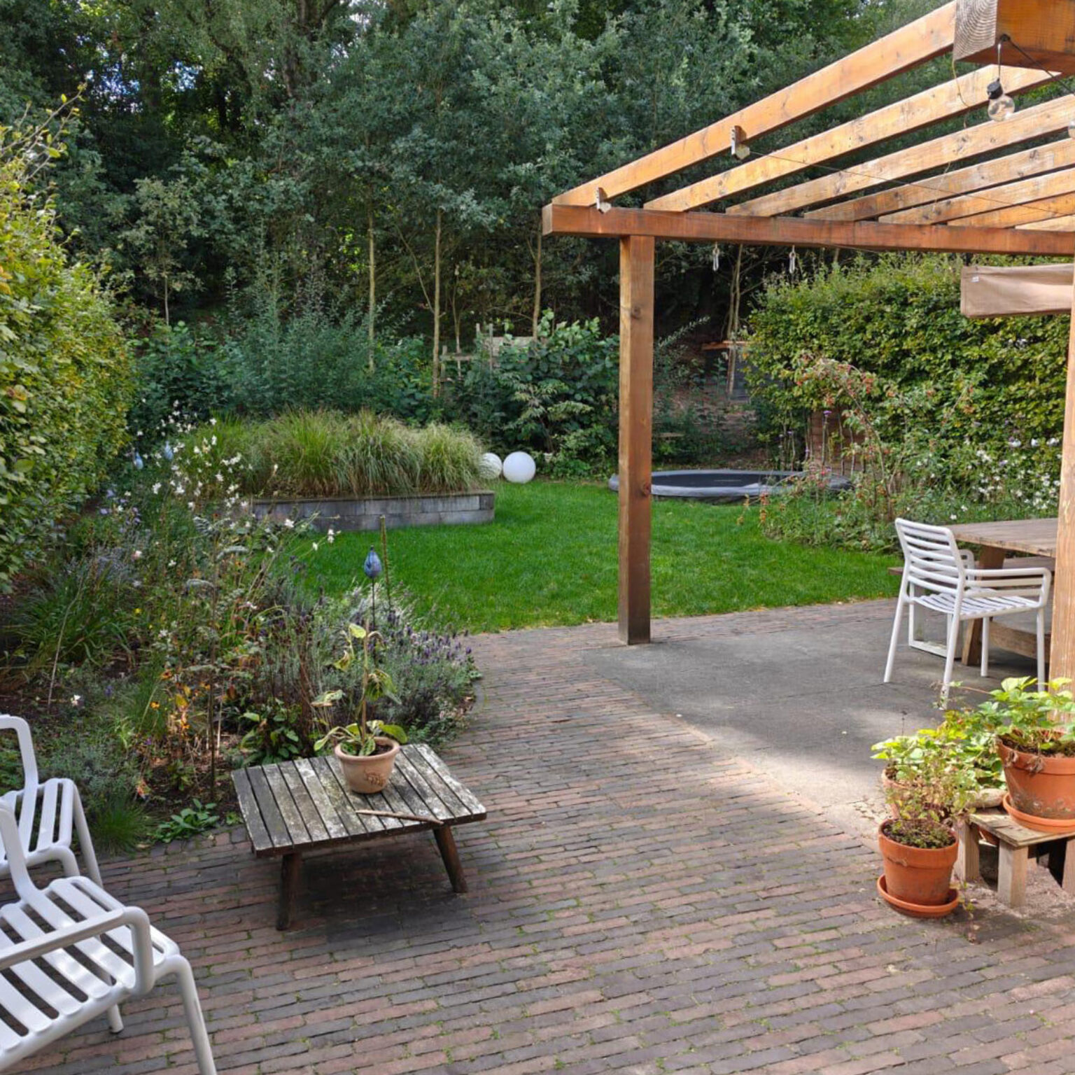 Sandra’s tuin vol plukgeluk en natuurlijke vormen